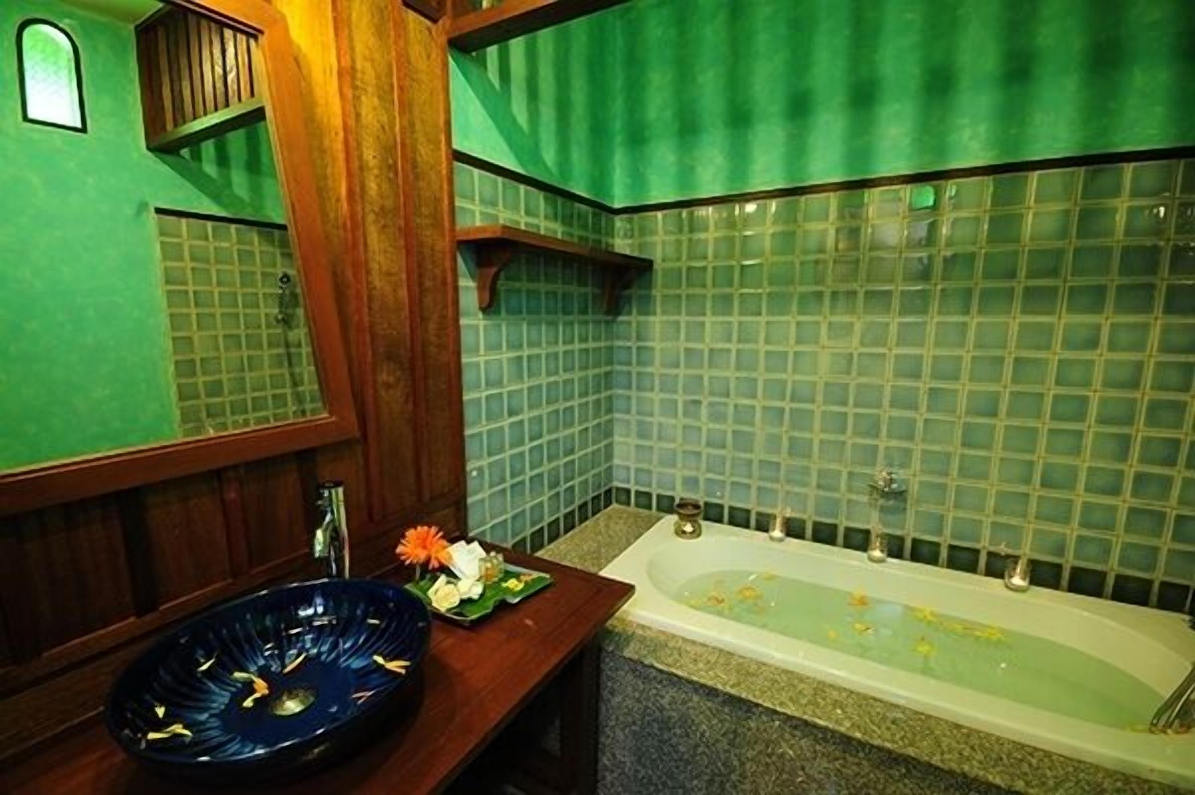 superior room | deep-soaking bathtub