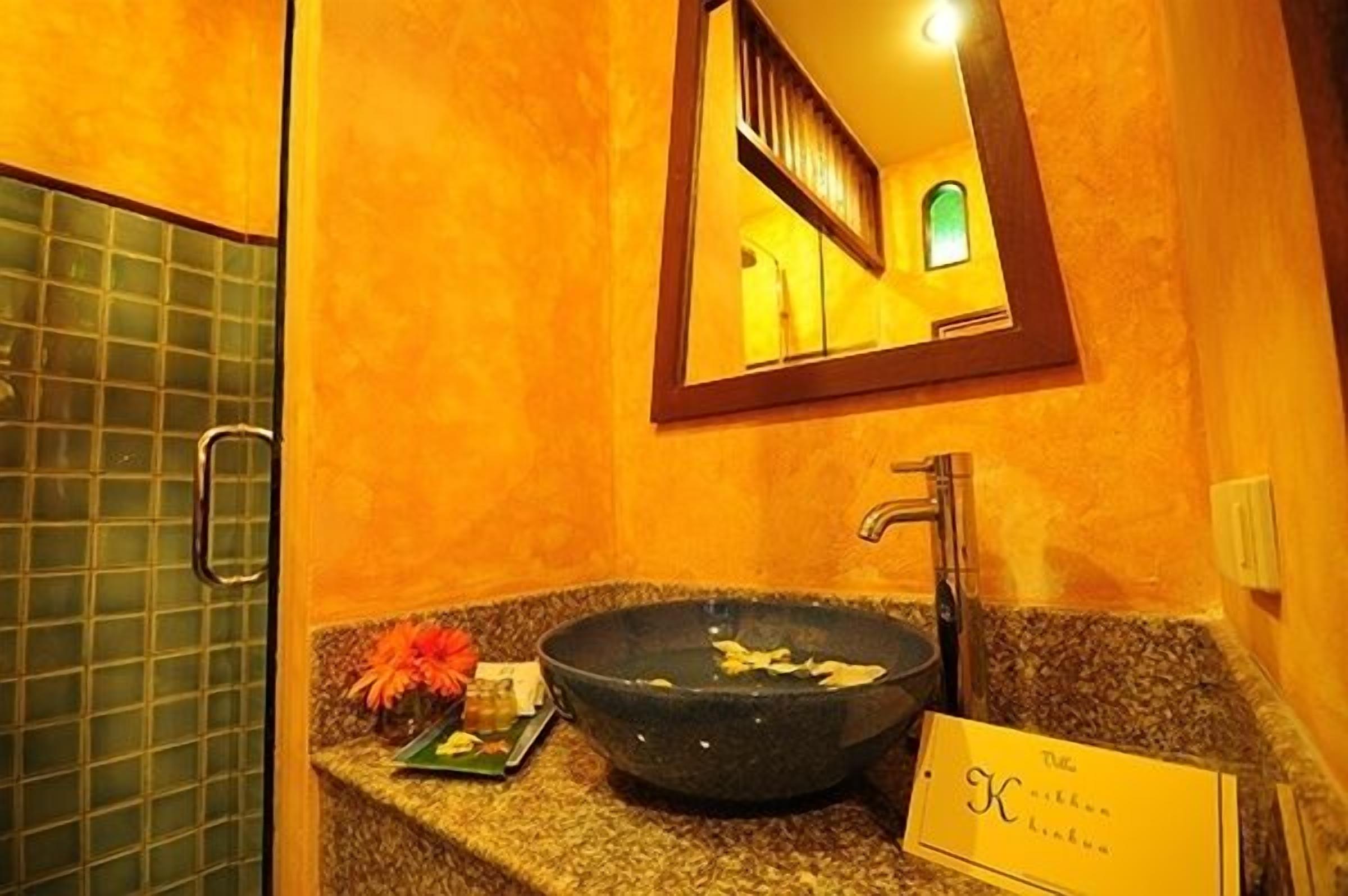 standard room | bathroom sink