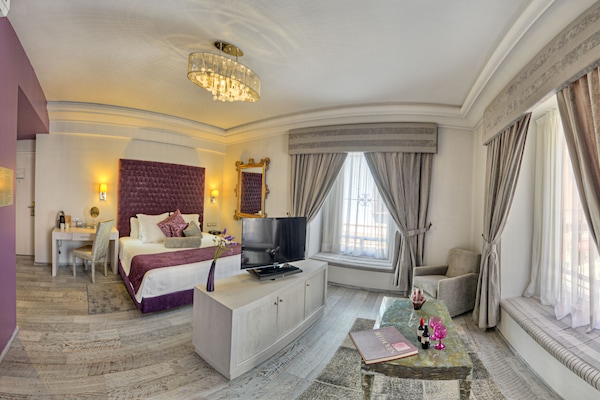Junior Suite, 1 King Bed | 1 bedroom, premium bedding, minibar, in-room safe