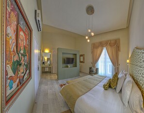 Suite – junior, 1 kingsize-seng | Sengetøy av topp kvalitet, minibar, safe på rommet og skrivebord