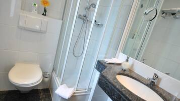 Superior Room | Bathroom | Free toiletries, hair dryer