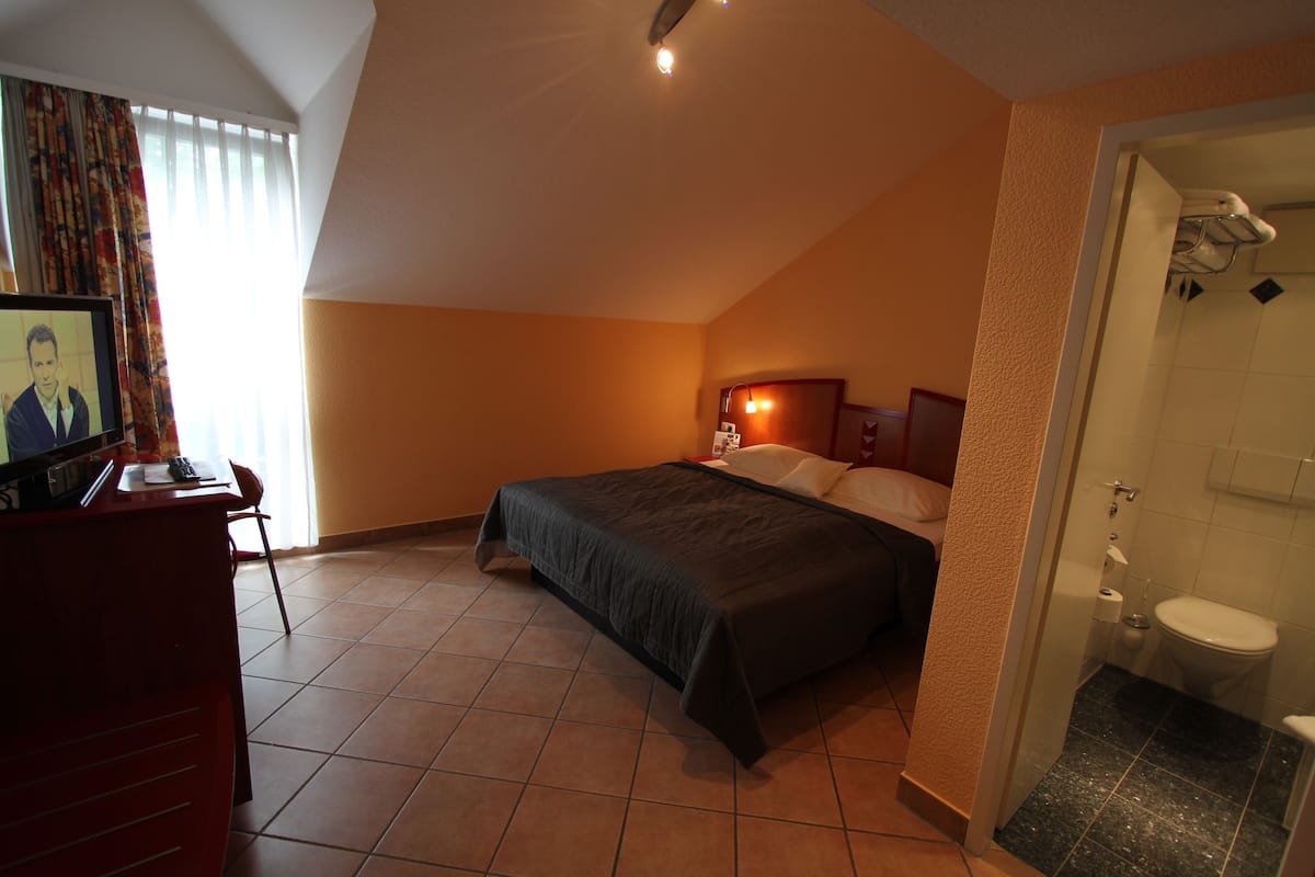 Superior kamer | Een minibar, een kluis op de kamer, een bureau, verduisterende gordijnen