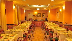 Restaurant - Hotel Mado (Cologne)