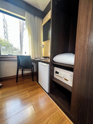 Economy-Doppelzimmer, 1 Doppelbett | Allergikerbettwaren, Minibar, Zimmersafe, Schreibtisch