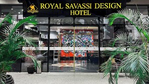 Exterior del Royal Savassi Design Hotel, amb façana moderna, grans finestres de vidre i senyalització destacada.