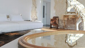 A room with a bed, a chair, a mirror, and a table with a reflective surface. - Caffè dell'Arte Boutique Rooms Locarno (Locarno)