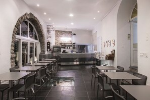 Petit déjeuner continental (30 CHF par personne)