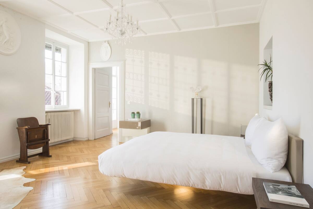 Suite – design, balkong | Safe på rommet, skrivebord og skrivebord for bærbar PC