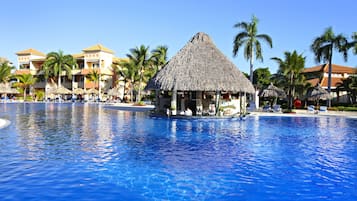 Una piscina techada, 3 piscinas al aire libre, sombrillas