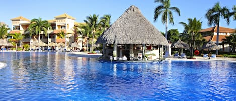 Una piscina cubierta, 3 piscinas al aire libre, sombrillas, tumbonas