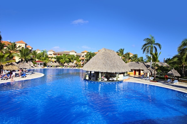 Indoor pool, 3 outdoor pools, pool umbrellas, pool loungers
