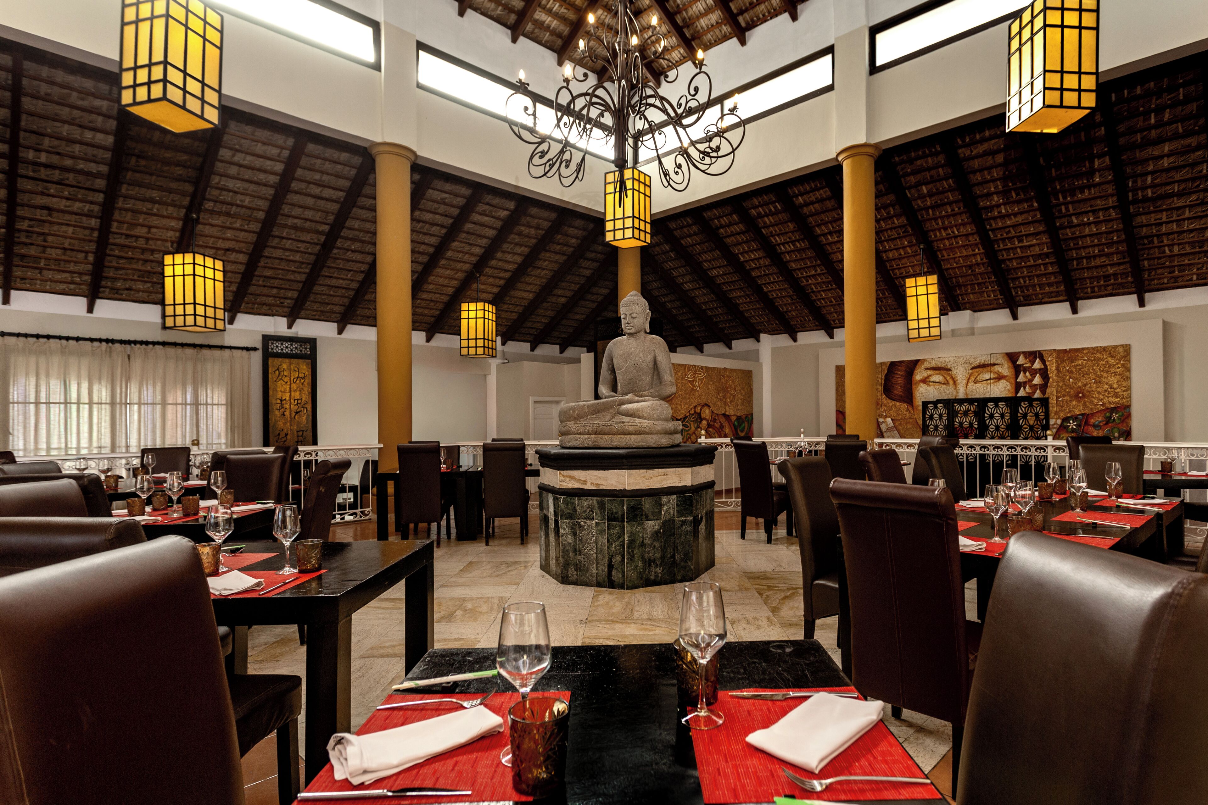 3 restaurants; breakfast, lunch, dinner, and brunch served