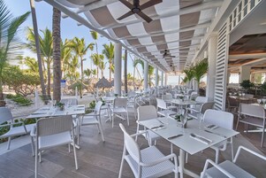 3 restaurantes; se sirven desayunos, almuerzos, cenas y brunches