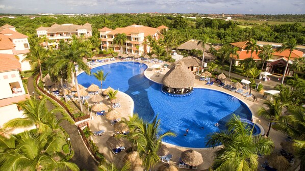 Indoor pool, 3 outdoor pools, pool umbrellas, sun loungers - Bahia Principe Grand Turquesa - All Inclusive (Punta Cana)
