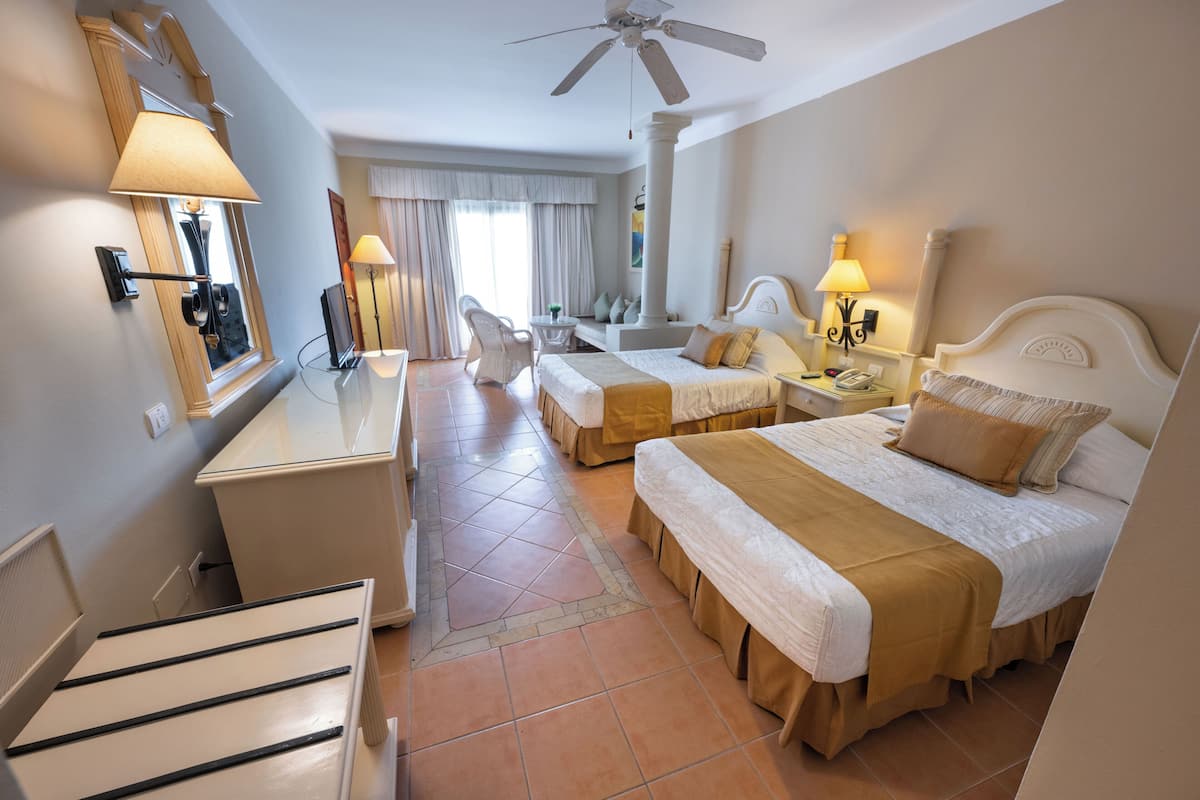 Seprai premium, minibar gratis, brankas, dan meja kerja