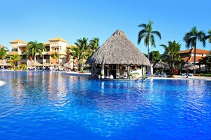 Bar junto a la piscina