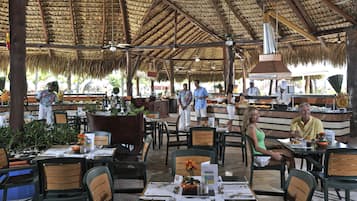 3 restaurants servant le dîner, spécialités Cuisine des Caraïbes