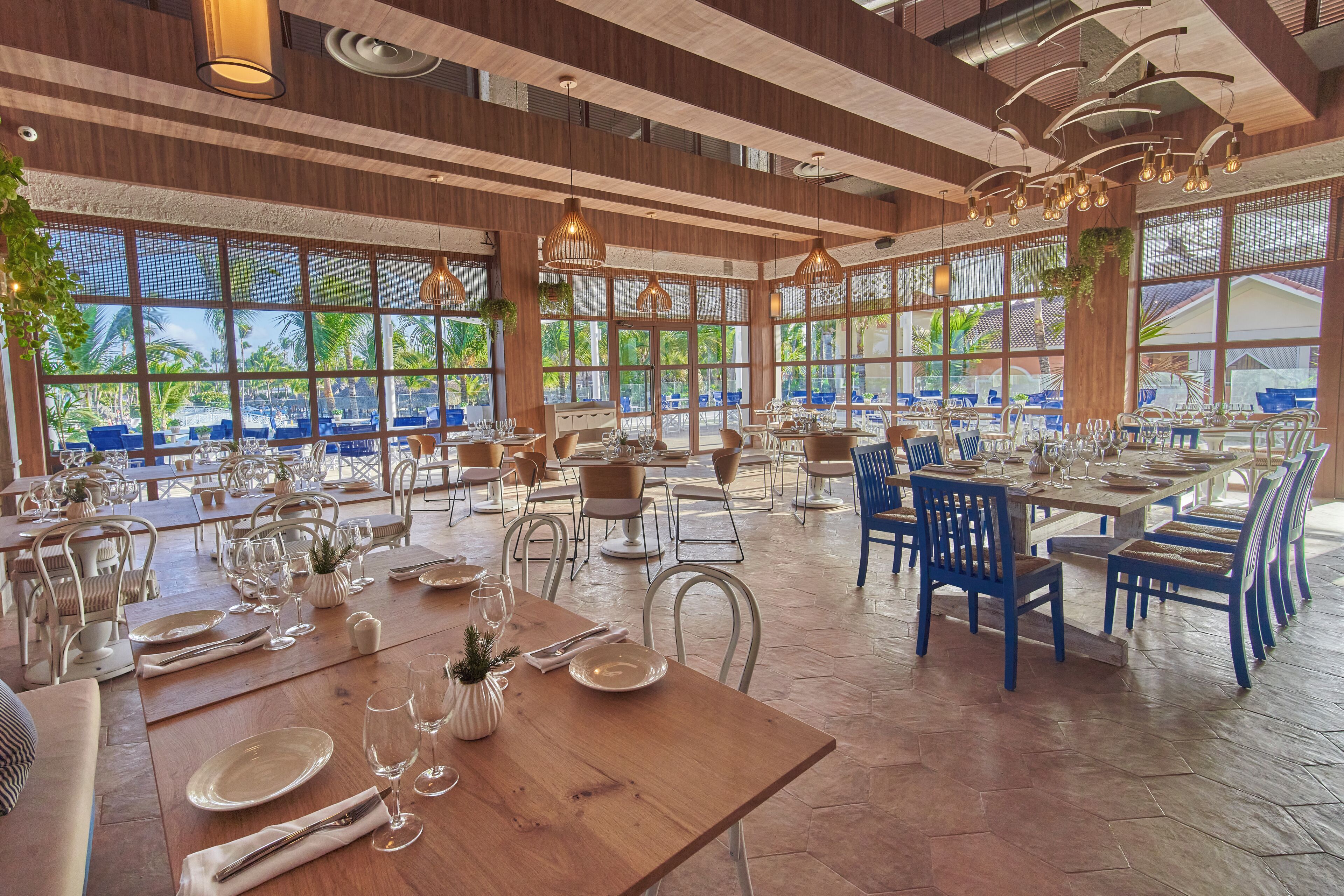 3 restaurants; breakfast, lunch, dinner, and brunch served