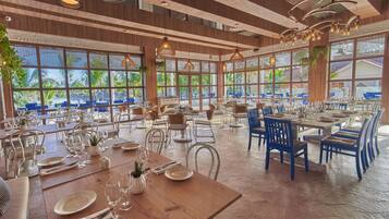 3 restaurants; breakfast, lunch, dinner, and brunch served