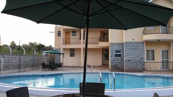 Una piscina al aire libre