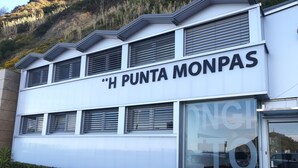 A building with the sign "H Punta Monpas" and a large glass door with the words "INGIOTOPI" visible. - Hotel Punta Monpás (San Sebastián)