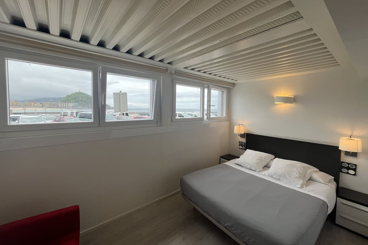 Habitación doble | Minibar, tabla de planchar con plancha, wifi gratis y ropa de cama