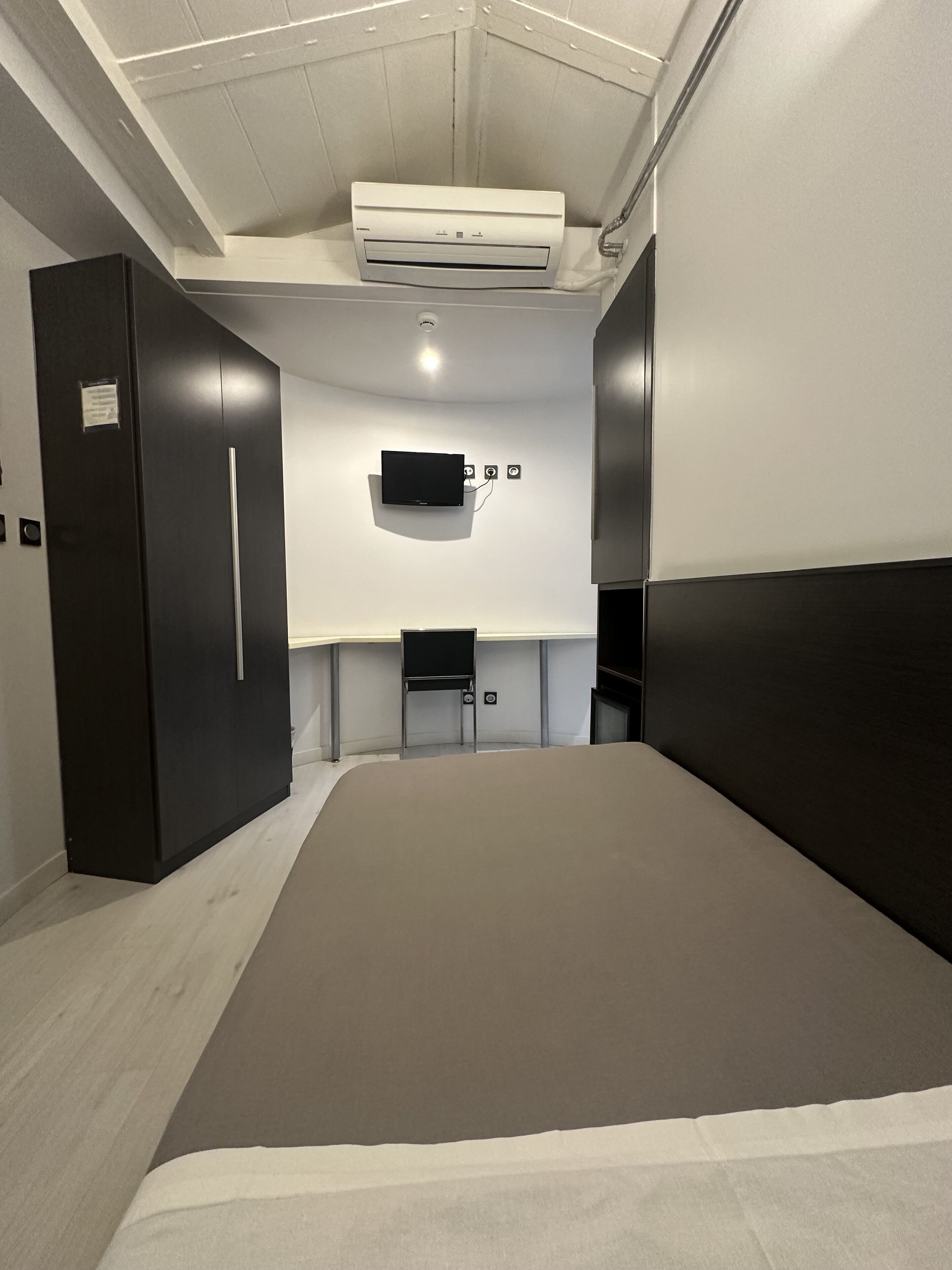 single room | minibar, iron/ironing board, free wifi, bed sheets