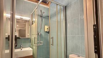 Eenpersoonskamer | Badkamer | Een douche, gratis toiletartikelen, een haardroger, handdoeken