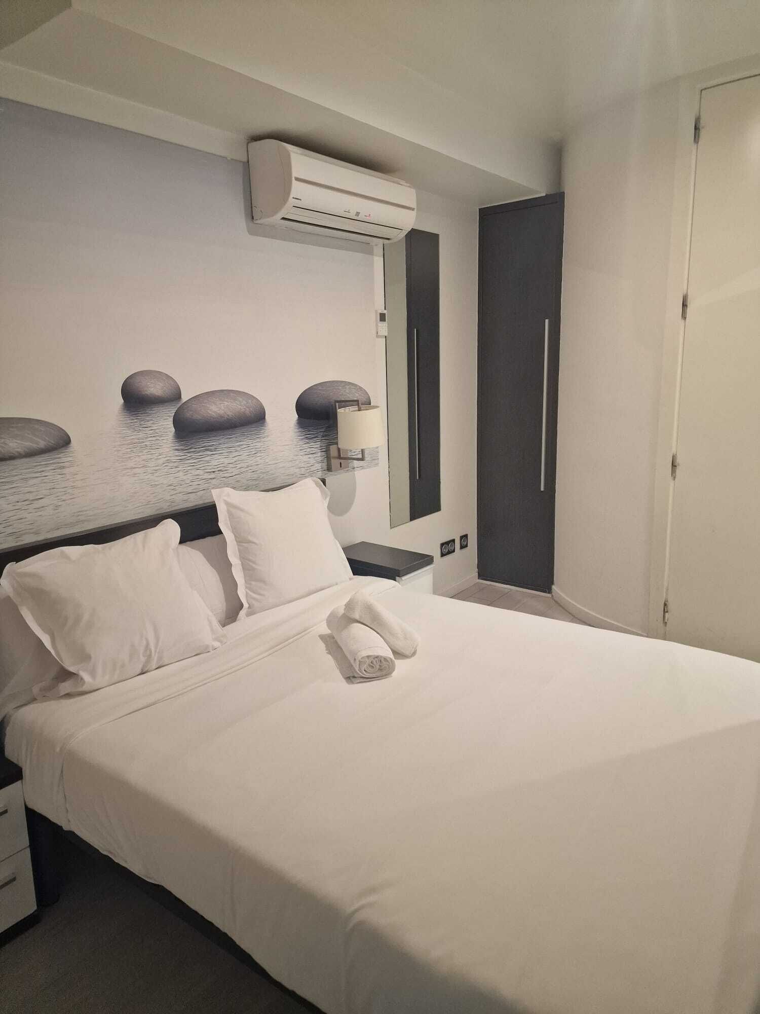 room | minibar, iron/ironing board, free wifi, bed sheets