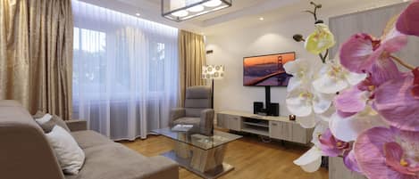 Executive appartement, 2 slaapkamers | Woonkamer | Flatscreentelevisie