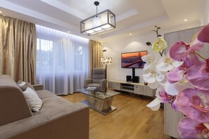 Departamento ejecutivo, 2 habitaciones | Sala de estar | Televisión de pantalla plana 