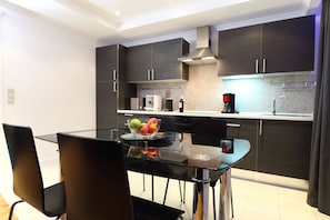 Deluxe Apartment, 2 Bedrooms | Private kitchen
