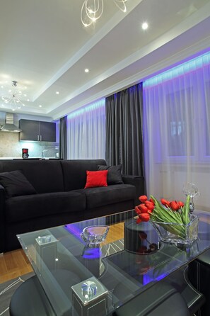 Apartamento Deluxe, 2 habitaciones | Sala de estar | Una televisión de pantalla plana