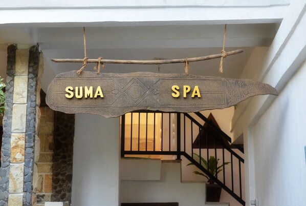 A sign with "SUMA SPA" hanging above a staircase. - Hotel Suma (Buleleng)
