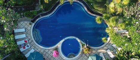 Außenpool, Sonnenschirme, Liegestühle