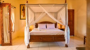 Family Villa, 3 Bedrooms, Non Smoking, Pool View | Minibar, in-room safe, desk, free cots/infant beds - Hotel Suma (Buleleng)