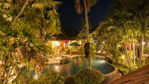 Outdoor pool, pool umbrellas, pool loungers - Hotel Suma (Buleleng)