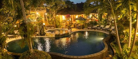 Piscine extérieure, parasols de plage, chaises longues