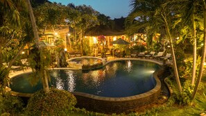 Outdoor pool, pool umbrellas, pool loungers - Hotel Suma (Buleleng)