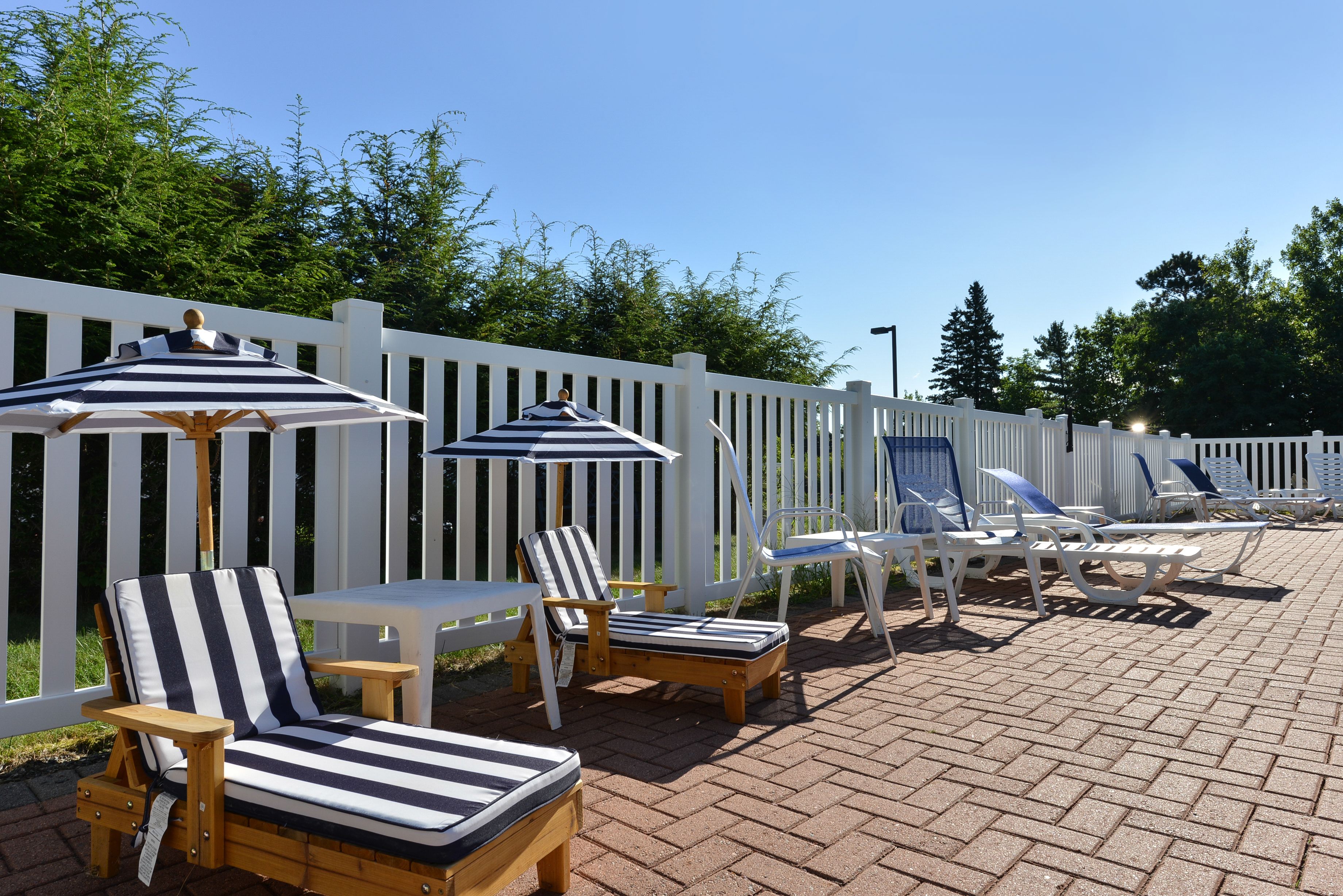 seasonal outdoor pool, pool loungers