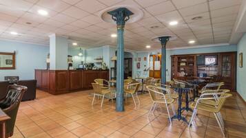 2 bars/lounges