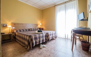 Kamer, 1 twee- of 2 eenpersoonsbedden (Thermal Health Programme ) | Een kluis op de kamer, een bureau, gratis extra bedden, gratis wifi