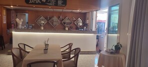 Ze serveren er ontbijt, lunch en diner