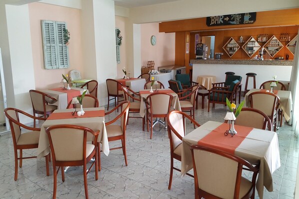 Phục vụ bữa sáng, bữa trưa, bữa tối, món ăn kiểu Địa Trung Hải 