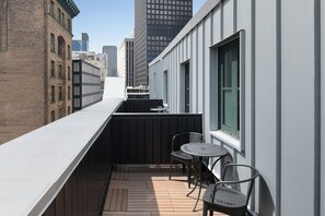 高級客房, 1 張特大雙人床, 陽台 | 城市景