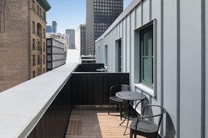 Quarto superior, 1 cama King, sacada | Vista para a cidade