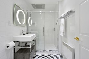 Suite, 1 chambre | Salle de bain | Articles de toilette (gratuits), séchoir à cheveux, serviettes fournies