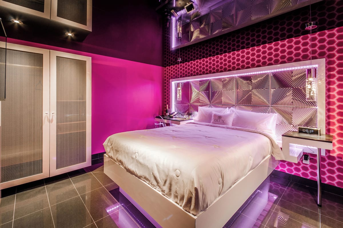 Premium Queen Room, Non Smoking | In-room safe, iron/ironing board, free WiFi, bed sheets