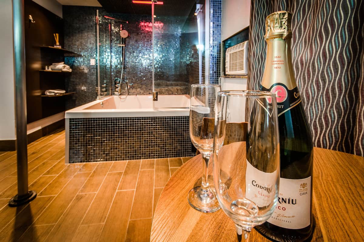 Deluxe Room, 1 Queen Bed, Smoking, Hot Tub | In-room safe, iron/ironing board, free WiFi, bed sheets