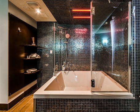 Deluxe Room, 1 Queen Bed, Smoking, Hot Tub | Bathroom. Olux Hotel Motel & Suites